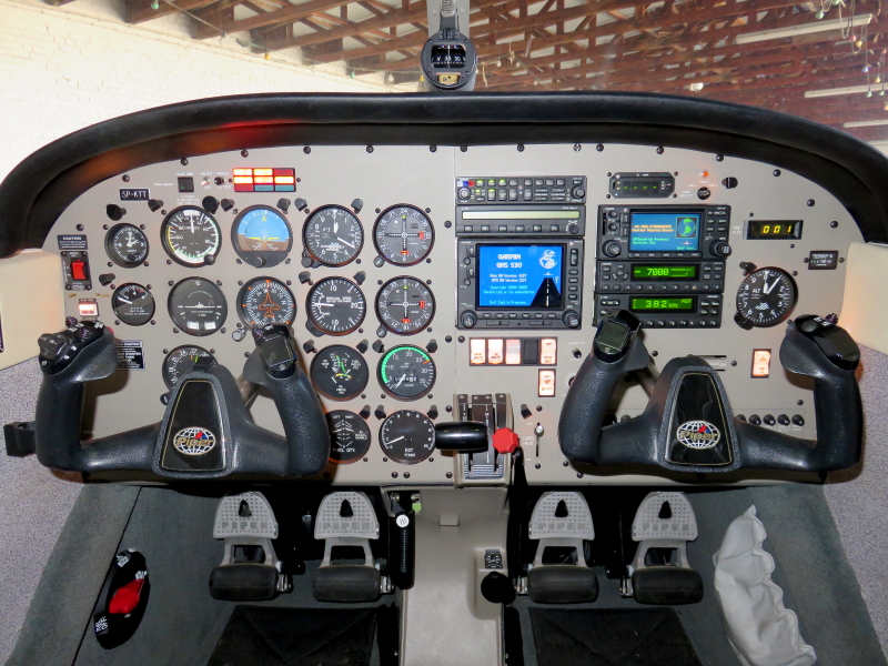 Piper PA28 cockpit 800x600